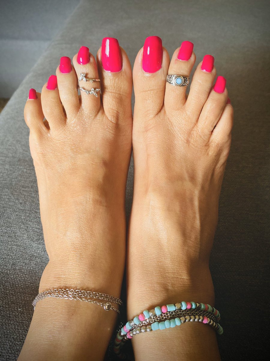 Who else loves long toenails? 