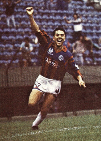 cuervogimenez79's tweet photo. Cuarta entrega de mi libro #VeinteRelatosCuervos
Partido vs @CDEspanol, torneo 89/90. Una lluvia de mil demonios, jugando y alentando sólo por la camiseta de @SanLorenzo. La gloriosa bailando la Lambada bajo el aguacero.  
#SanLorenzo 

https://t.co/e3NYfEVWIV https://t.co/5jD8R89TNl