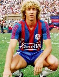 cuervogimenez79's tweet photo. Cuarta entrega de mi libro #VeinteRelatosCuervos
Partido vs @CDEspanol, torneo 89/90. Una lluvia de mil demonios, jugando y alentando sólo por la camiseta de @SanLorenzo. La gloriosa bailando la Lambada bajo el aguacero.  
#SanLorenzo 

https://t.co/e3NYfEVWIV https://t.co/5jD8R89TNl