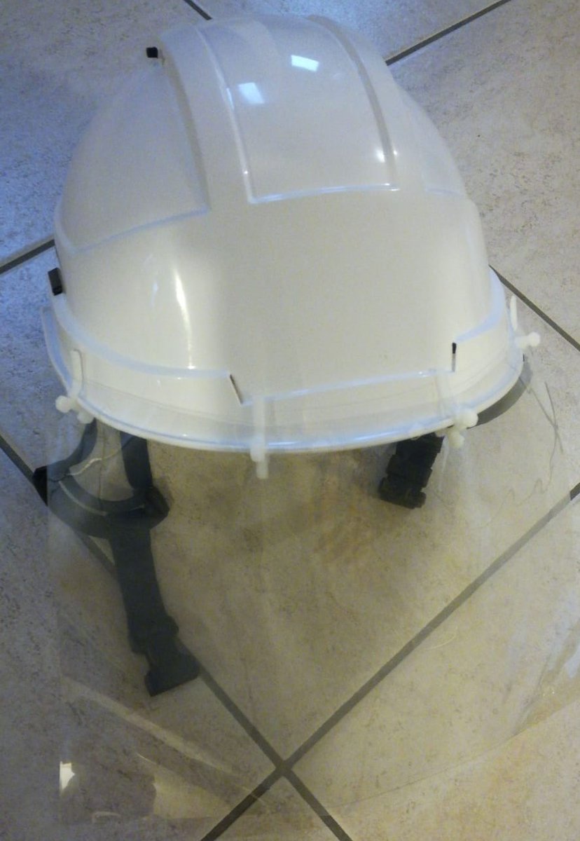 BlueLab44's tweet photo. [NOUVEAUTÉ] Nous sommes ravis de vous partager un nouveau modèle de visières de protection qui s'adapte, cette fois-ci, aux casques et casquettes de sécurité, notamment pour les chantiers #BTP #industrie
👇
https://t.co/Li9zfDBNJV https://t.co/1X7gMhWZuh