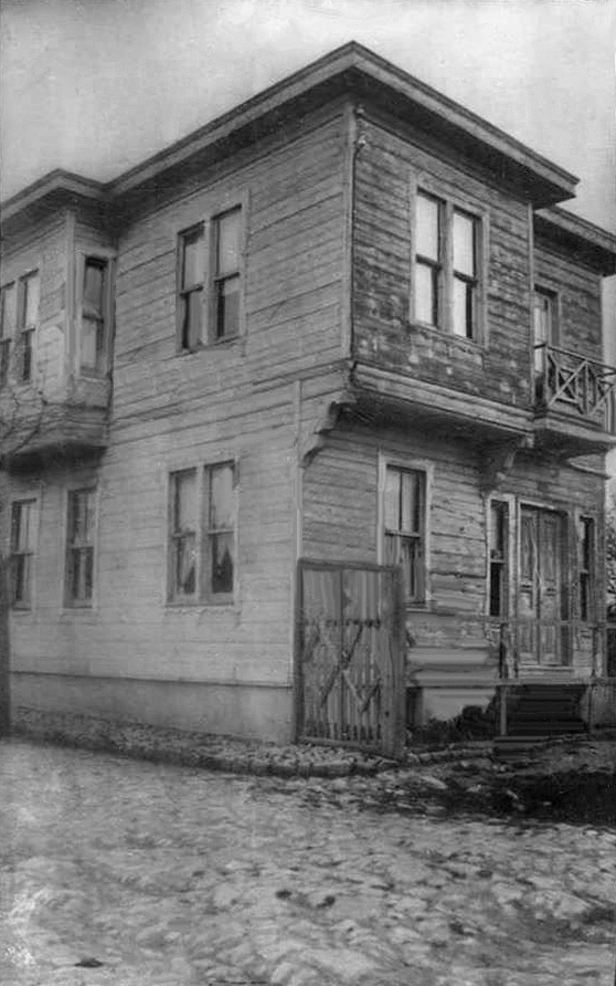 hendriutomo6's tweet photo. A Wooden House in Istanbul, 1905
İstanbul'da Cumbalı Ahşap Ev, 1905   #MariPerjuangkanSyariatIslam   .✅. https://t.co/9OiWkvokxU #8IVXv https://t.co/VudFOPnW3g