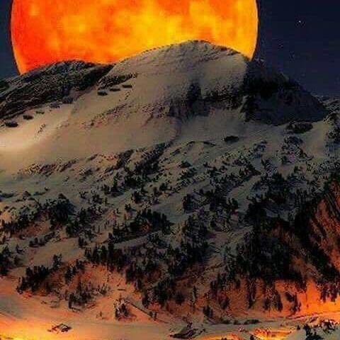 aux_actes's tweet photo. Photos prises à 3H30 du matin à la frontière sino-tibétaine à 5580 mètres d'altitude. 
Il faudra 150 ans pour revoir les mêmes images... #lune https://t.co/uuFmVtp6v5