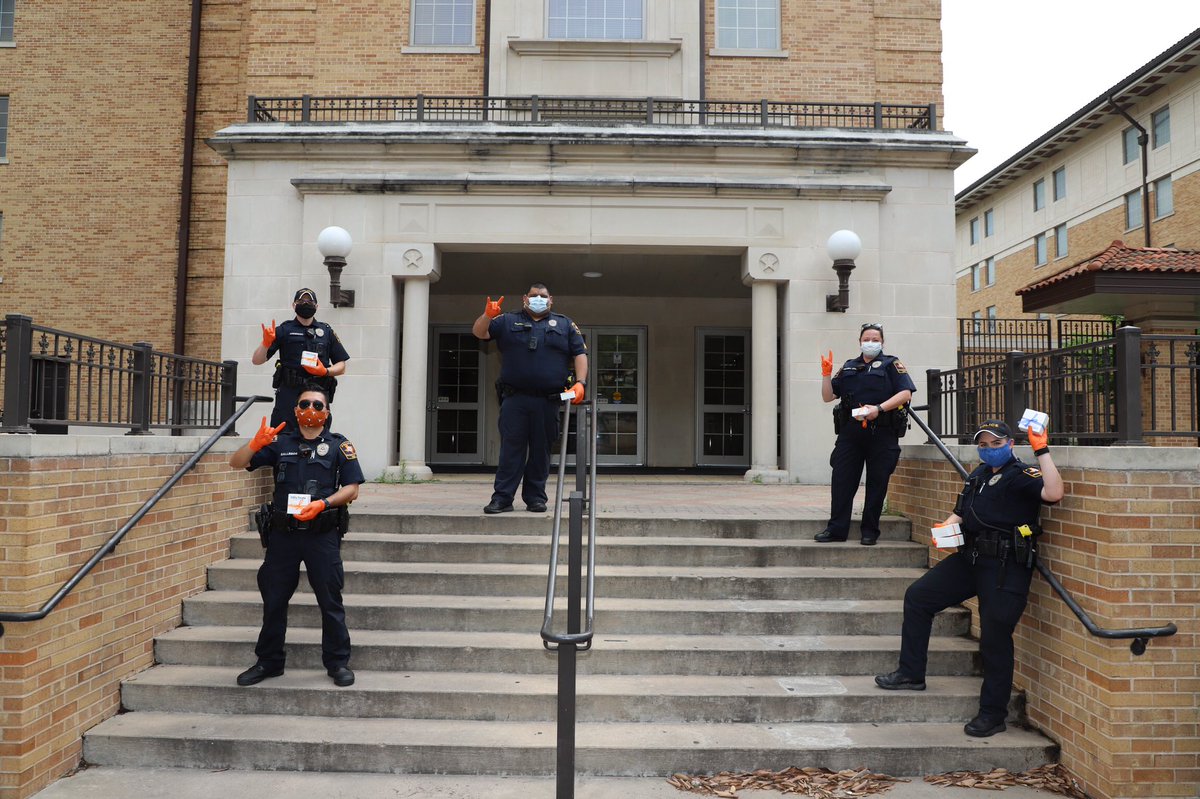 safehorns's tweet photo. SWEET 🍪THANK YOU @UTAustinPolice @UTHousing for taking care of our #Longhorns.   The #40Acres may be quiet for our students still there, but we are here for you. Together 🤘 Apart. @tiffstreats we appreciate u making these dark days sweeter. #Hookem #UTPDYouDoGood @UTAustin https://t.co/MmFP1f403Y