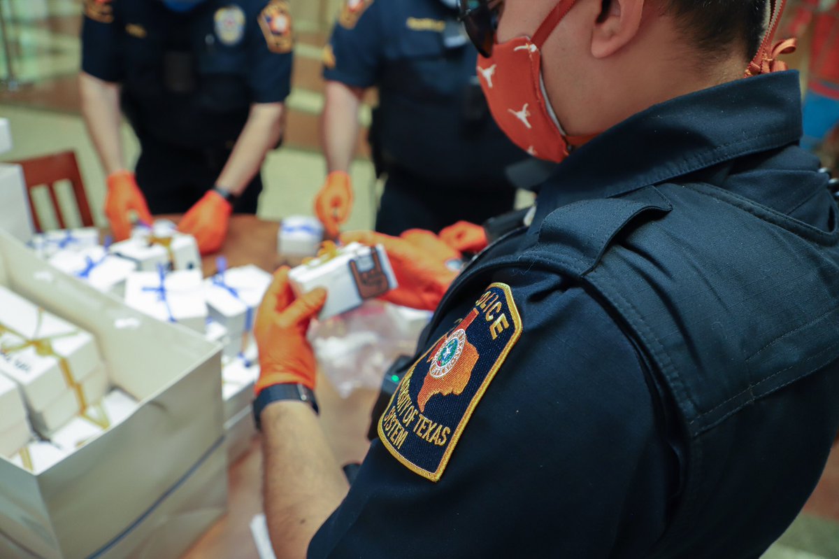 safehorns's tweet photo. SWEET 🍪THANK YOU @UTAustinPolice @UTHousing for taking care of our #Longhorns.   The #40Acres may be quiet for our students still there, but we are here for you. Together 🤘 Apart. @tiffstreats we appreciate u making these dark days sweeter. #Hookem #UTPDYouDoGood @UTAustin https://t.co/MmFP1f403Y