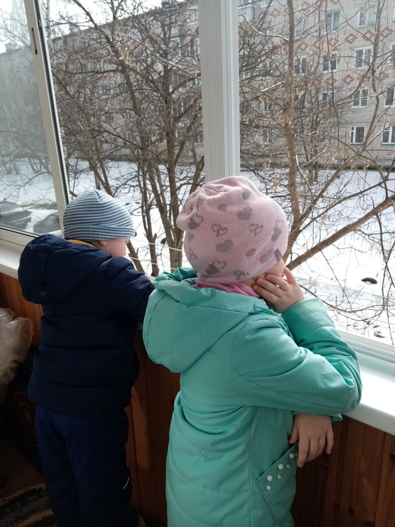 В такое непростое для нас с вами время педагоги МБДОУ д/с №46 не только на расстоянии поддерживают связь со своими воспитанниками и их родителями, но и творчески проводят время.  Так, с 30.03.2020 по 03.04.2020 они поддержали акцию «Прогулка на балконе»!