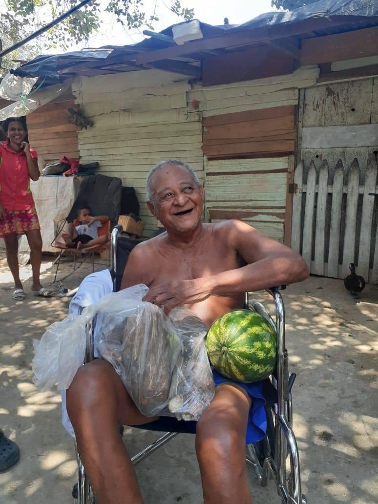 ChrisDaes's tweet photo. Esta foto vale todo.  Esa sonrisa de ese señor.   Eso paga todo https://t.co/IEIAEVJOzr