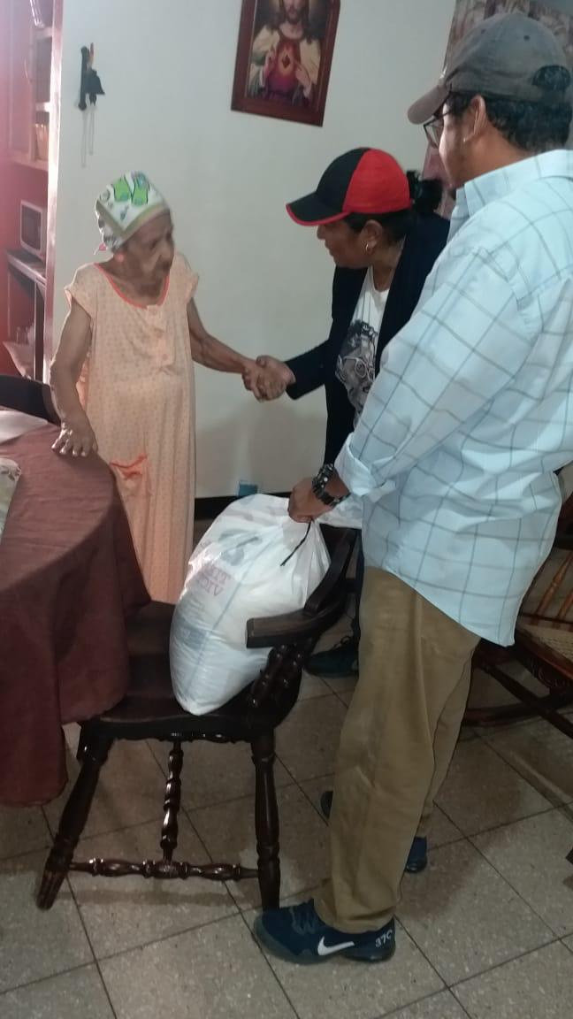 el19digital's tweet photo. #Nicaragua 

Promotores solidarios realizan la entrega de paquetes alimenticios a  familias de los distritos 1, 2, 7,  del departamento de Managua https://t.co/JIAuilmonE