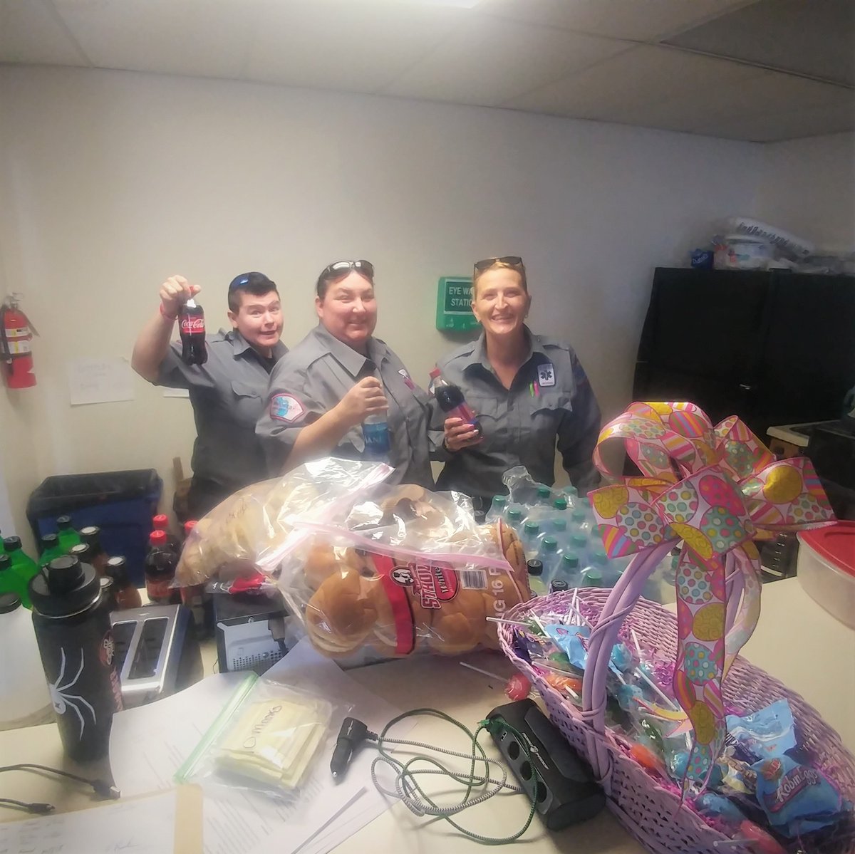 MedstarMich's tweet photo. @FentonSchools
dropped off CASES of pop, Powerade, energy chews & protein bars at our Genesee station along w/ a thank you letter. We appreciate the support! Go Tigers!
#weareMedstar #covid19 #ems #ambulance #essentialteam #alwaysopen #healthcareheroes #stayhomeforus #OneTeam https://t.co/eMEL4wMskf