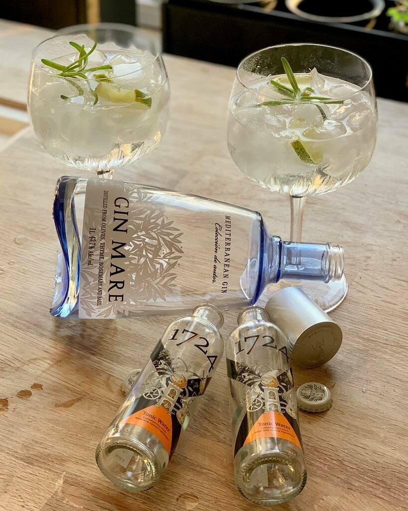 greensworlddk's tweet image. Gin Mare with 1724 tonic, rosemary and lime...quite the favorite in our house 👏👏👏 #ginmare #1724tonic #springgin #spanishgin #ginlover #gingoals #ginventory #ginandtonic #gt #whynotgin #ginlisius #ginfluencer #gin #tonic instagr.am/p/B-uq_Ehj4Pj/
