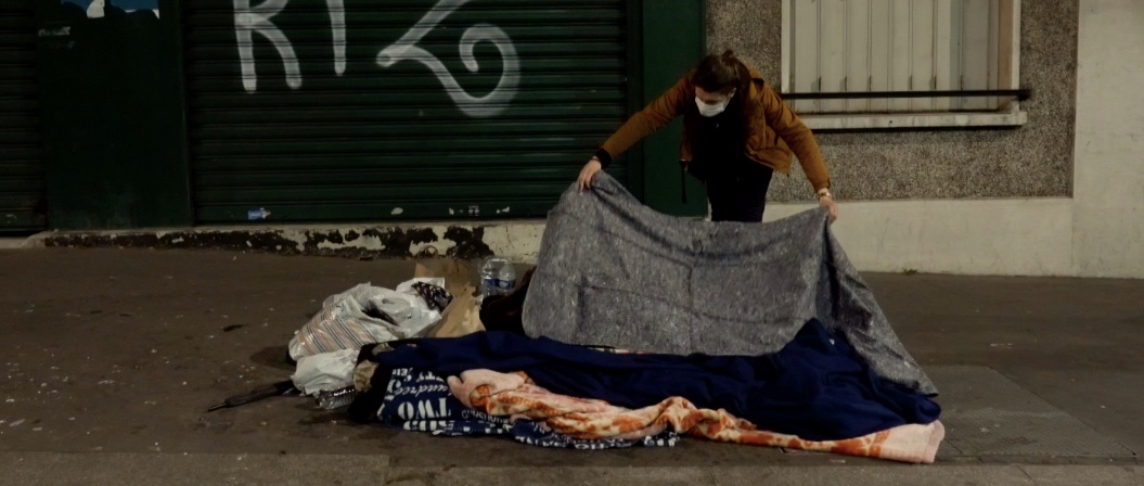 Pour certains, le confinement, c'est être "enfermé dehors". Julie, 27 ans, leur vient en aide... Son portrait : urlz.fr/clSb urlz.fr/clSk #ceuxquicontinuent #brevesdequarantaine