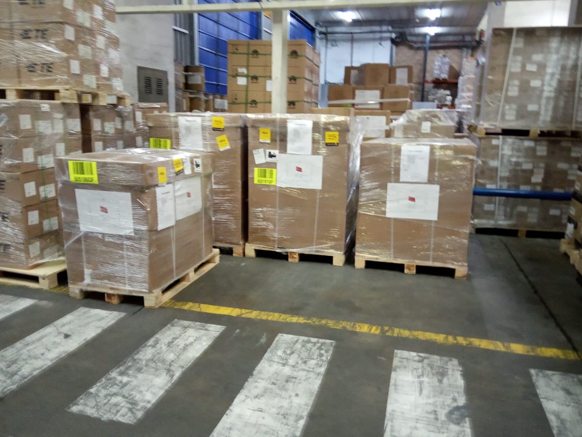 Guijarrojl's tweet image. Han sido días duros, de muchas gestiones, pero los respiradores comprados por el @gobjccm ya han llegado desde Turquía a Madrid. El presidente @garciapage en persona ha querido acudir a la terminal para seguir de cerca su recepción. #QuedateEnCasa #EsteVirusLoParamosUnidos