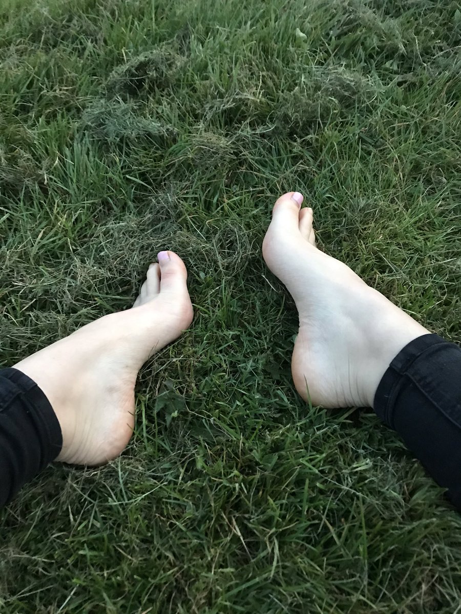 HestlerFeet's tweet photo. At one with nature 🌱 #footfetish #britfootbabes https://t.co/aE8dnF5ftg