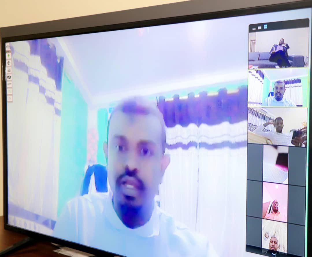 AyubIsmailYusuf's tweet photo. Iyadoo aan ka duuleyno siyaasadda badbaadada caafimaad ee xilligan jirto qatarta COVID19, isla markaana aan mudnaan siinayno shaqada qaranka, ayuu gudiga labada aqal ee baarlamanka ee dhamaystirka xeer doorashooyinku yeeshay shir fogaan-arag ah (video conference).
@UNSomalia https://t.co/qKiwN4vbgi
