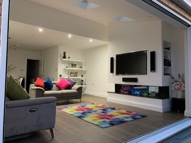 Absolute living room goals 👌🔥👌 Our e-smart Linnea looking fantastic in this amazing set up. Many thanks to <a href="/sundance2004/">BJ</a> for sharing! If you would like any information on our products please get in touch! We’re here to help 🙂 evonicfires.co.uk #smarttech #fire