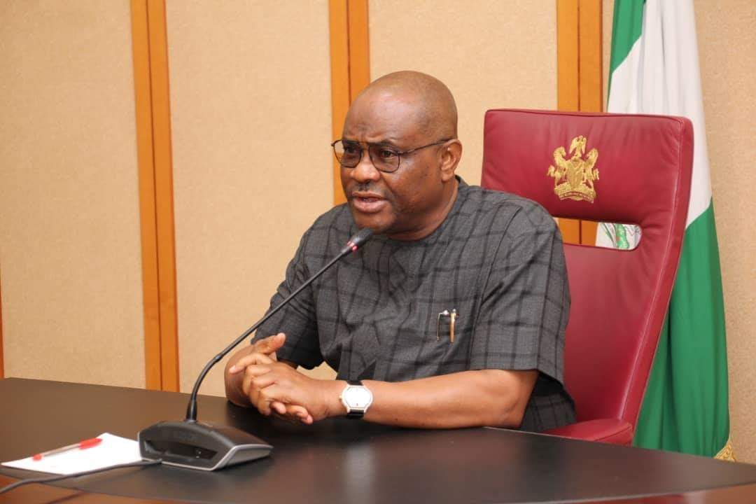 BREAKING NEWS #COVID19: Rivers State Government declares Caverton Helicopters Persona Non Grata. • Directs Local Government Council Chairmen to close all Carveton Helicopters Offices in the state.[Thread ]
