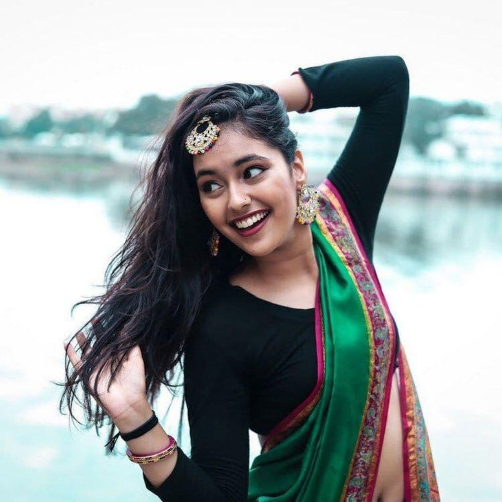 Shivani Paliwal sorrindo; uma thread necessária