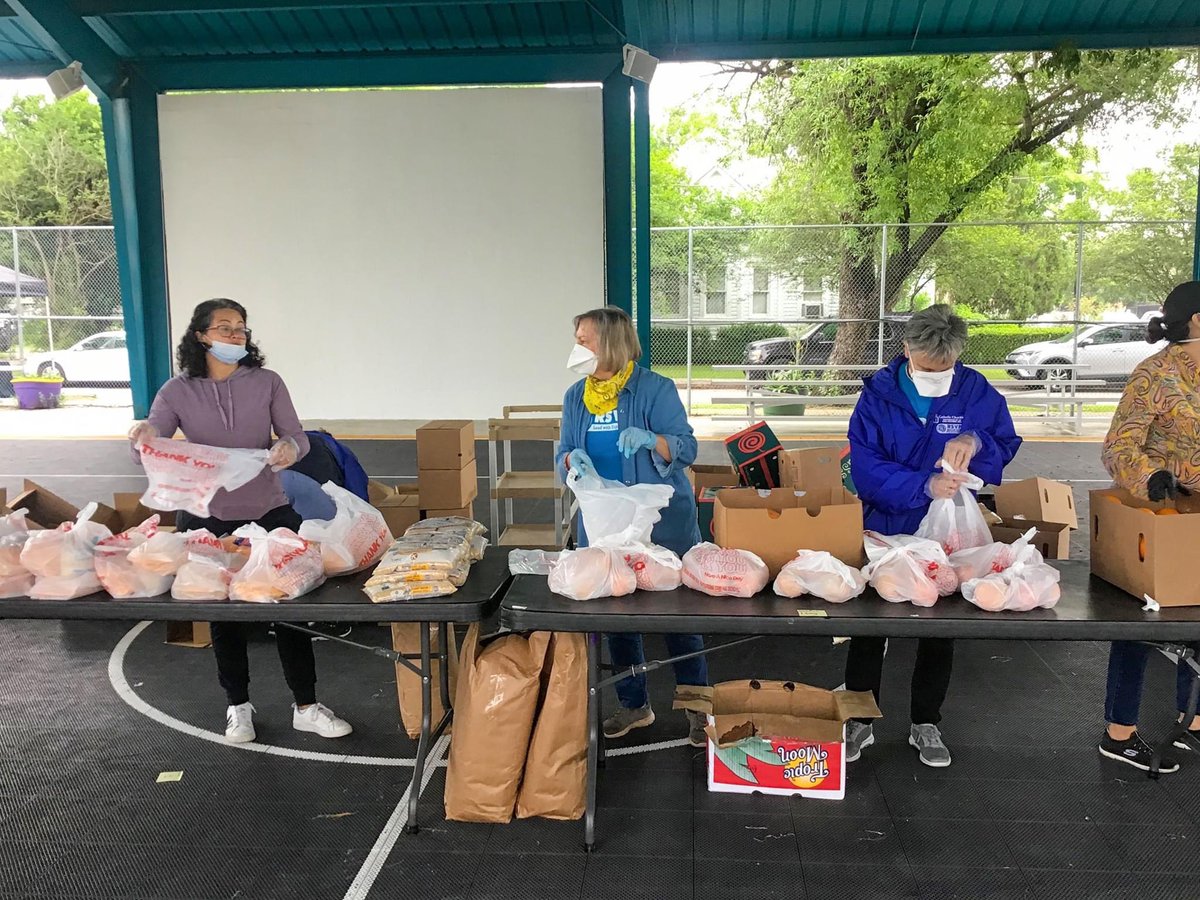 CathCharitiesSA's tweet photo. Our monthly #ProjectHope continued to help #seniors in our #community while maintaining safety. Our team of #volunteers, including those from the Retired and Senior Volunteer Program, distributed 106 boxes of food! #CCSAAlwaysServing https://t.co/XvyDNNgk2G