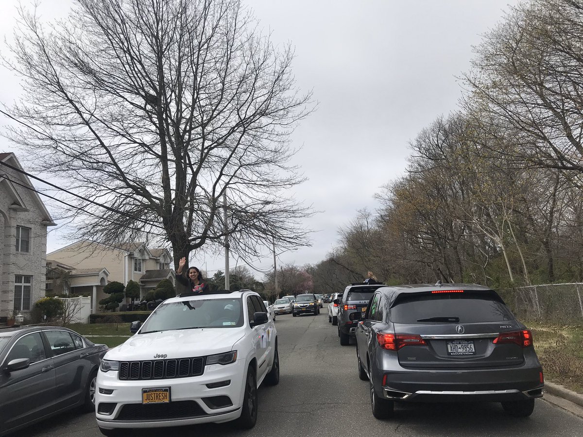 A_RiveraNY's tweet image. Today was truly a special day! We needed this just as much as our families. So glad we could bring even a temporary smile to everyone’s face. @PTAJackson @JerichoUFSD #HonkandWave #carparade
