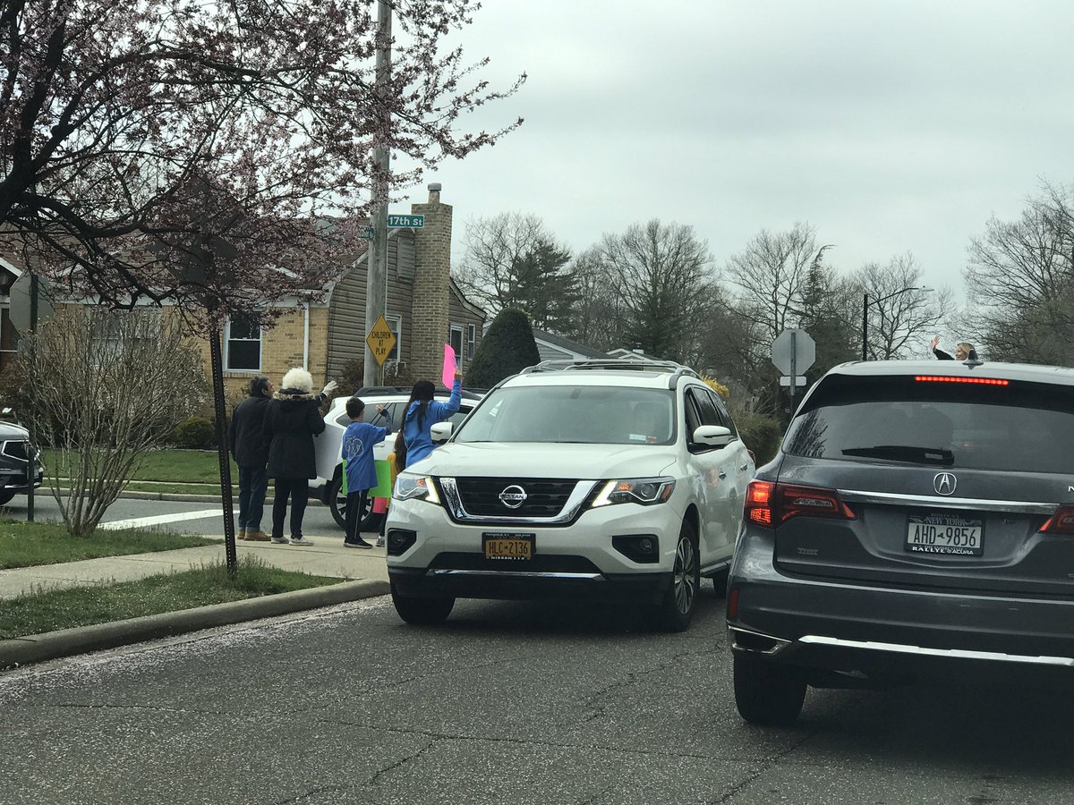 A_RiveraNY's tweet image. Today was truly a special day! We needed this just as much as our families. So glad we could bring even a temporary smile to everyone’s face. @PTAJackson @JerichoUFSD #HonkandWave #carparade