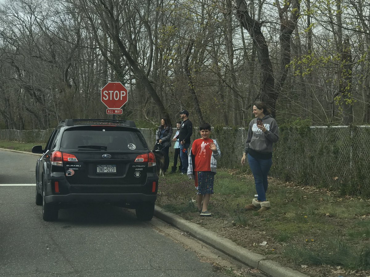 A_RiveraNY's tweet image. Today was truly a special day! We needed this just as much as our families. So glad we could bring even a temporary smile to everyone’s face. @PTAJackson @JerichoUFSD #HonkandWave #carparade