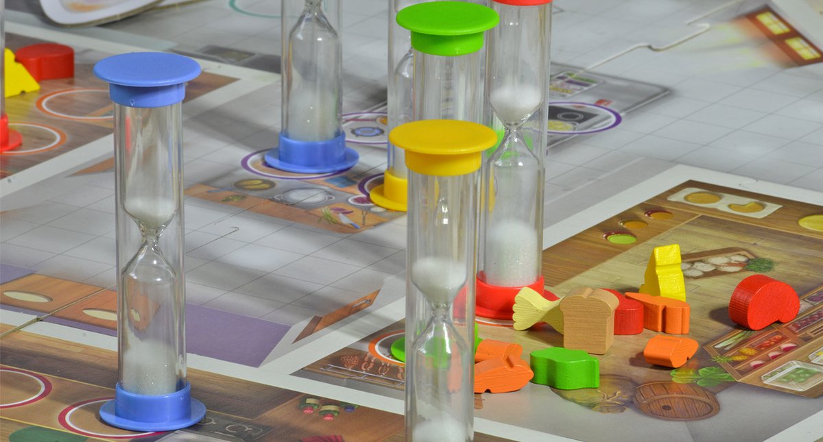 HaraldSchrapers's tweet image. #KitchenRush (@pegasusspiele) ist eine rasante, hektische, stressige Restaurantsimulation, bei der wir kooperativ versuchen, am Empfang, am Herd, in der Spülküche und im Einkauf den Wünschen der Gästen gerecht zu werden. gamesweplay.de/kitchenrush.ht…