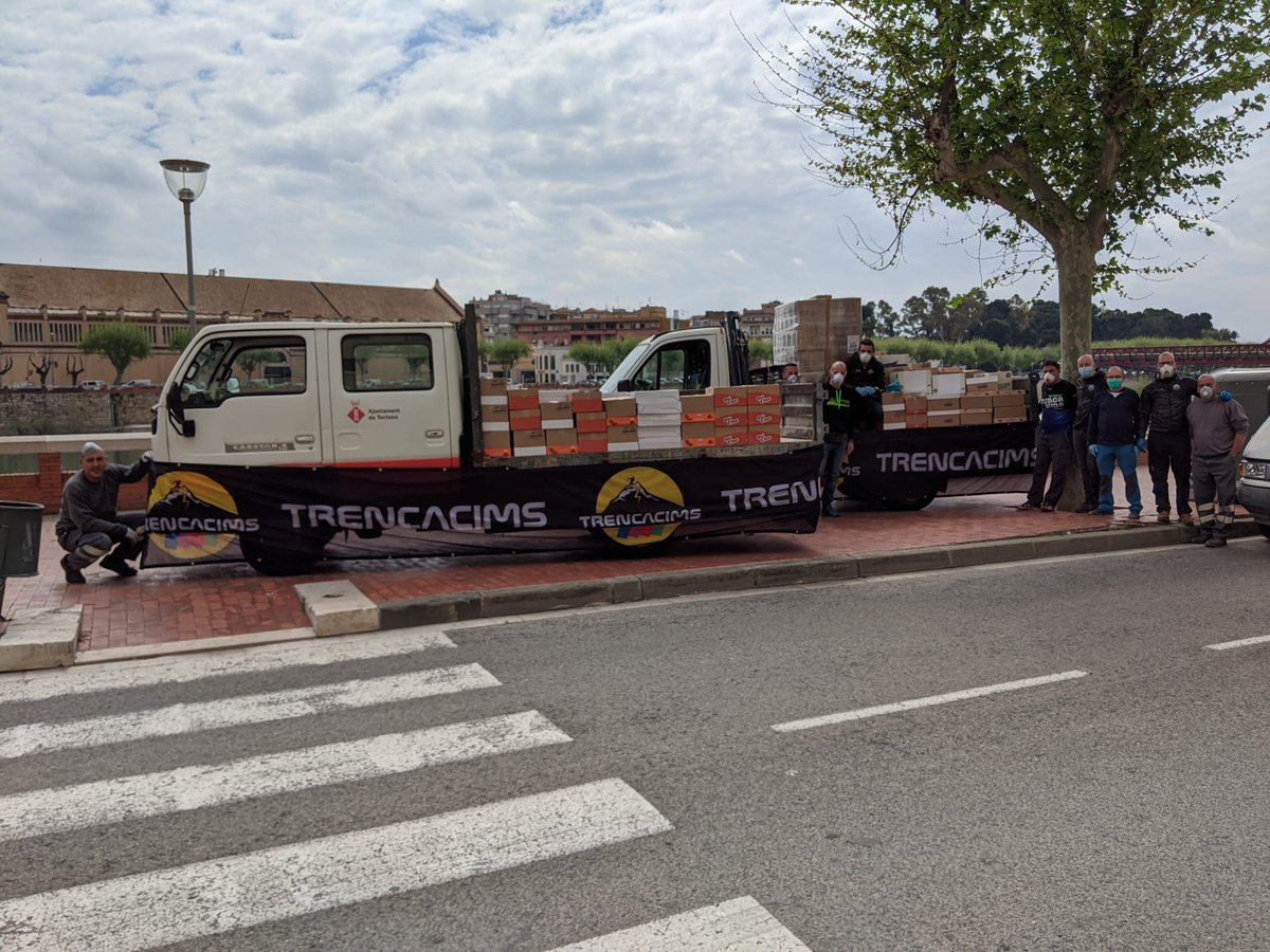 TrencaCimsPauls's tweet photo. [CAT] Estem repartint tots els aliments comprats per la cursa entre aquelles persones i col·lectius que més ho estan patint.
[CAST] Estamos repartiendo todos los alimentos que ya habíamos comprado para la carrera entre aquellas personas y colectivos que más lo están sufriendo. https://t.co/R6R9T0x1VQ
