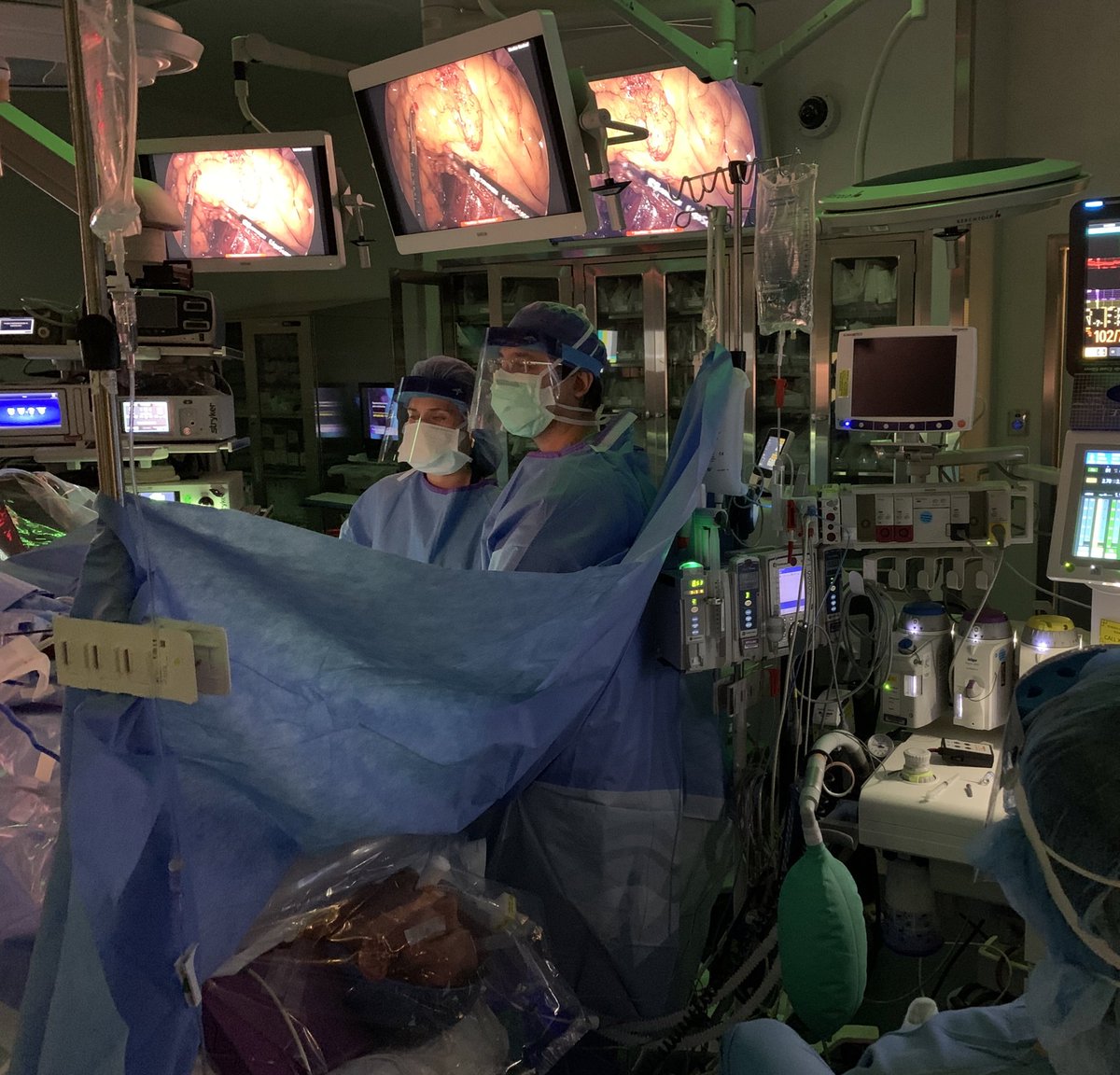 Dr Feza Remzi (@fezaremzimd) on Twitter photo 🤕😷patients;☝️veteran,☝️teenager needed🚨surgery <a href="/nyulangone/">NYU Langone Health</a>
All👩⚕️👨⚕️🥼staff in room from
🇨🇳
🇰🇷
🇺🇦
🇵🇷
🇷🇺
🇮🇳
🇮🇷
🇹🇷
All naturalized/1sts generation🇺🇸 except☝️1.5
6 👶🧒 at🏡,☝️baby 👶🧒 ?with us in room🤰.No questions asked & showed up.
Proud of the team
We the people=🇺🇸 🤕😷patients;☝️veteran,☝️teenager needed🚨surgery <a href="/nyulangone/">NYU Langone Health</a>
All👩⚕️👨⚕️🥼staff in room from
🇨🇳
🇰🇷
🇺🇦
🇵🇷
🇷🇺
🇮🇳
🇮🇷
🇹🇷
All naturalized/1sts generation🇺🇸 except☝️1.5
6 👶🧒 at🏡,☝️baby 👶🧒 ?with us in room🤰.No questions asked & showed up.
Proud of the team
We the people=🇺🇸