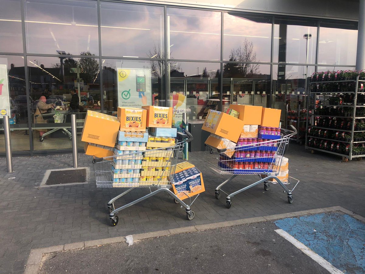 Another superb day for the team at our Centre. We had another large donation come in, which is being prepared for <a href="/LutonFoodbank/">Luton Foodbank</a>. Incredibly proud of <a href="/DT_SLE/">Daniel Pallett</a> and team for the work they are doing. Thank you <a href="/BarthamGroup/">Bartham Group</a> <a href="/RehanaFaisalH/">Rehana ریحانہ فیصل 🍉</a> <a href="/NirallaLuton/">Niralla Sweets</a> <a href="/CILuton/">Community Interest Luton</a> for their support.