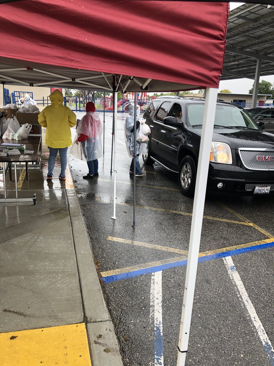 Adam_Straw5's tweet photo. Rain or shine. Our amazing staff continue to serve our students! @SeibertRaiders https://t.co/cldZ1G62gz