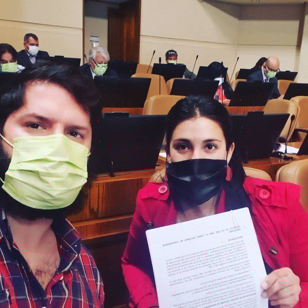 GabrielBoric's tweet photo. Hoy con Carol Kariola presentamos (a iniciativa de ella) proyecto para crear un fondo formado por las comisiones y las utilidades netas de las AFP q ayude a paliar pérdidas q en los últimos meses han sufrido millones de cotizantes, especialmente quienes están cercanos a jubilar https://t.co/8EfvJU1KUt
