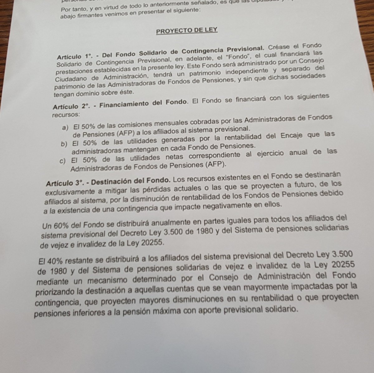 GabrielBoric's tweet photo. Hoy con Carol Kariola presentamos (a iniciativa de ella) proyecto para crear un fondo formado por las comisiones y las utilidades netas de las AFP q ayude a paliar pérdidas q en los últimos meses han sufrido millones de cotizantes, especialmente quienes están cercanos a jubilar https://t.co/8EfvJU1KUt