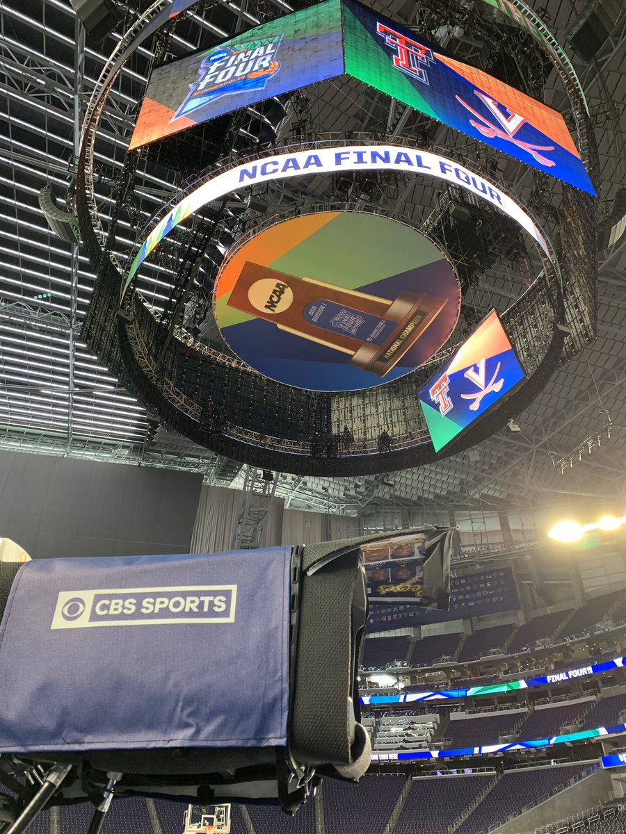 One year ago today (4/8/2019), the  @UVAMensHoops team played for its first ever NCAA title. (Which means this is the final day of this thread )It was a chamber-of-commerce day in  @CityMinneapolis...for a game played indoors. Still, a gorgeous setting!  #GoHoos