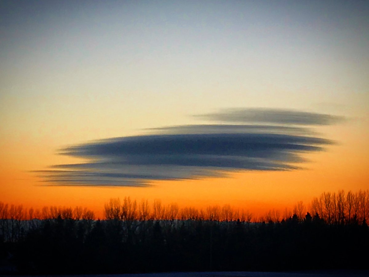 SeanSchofer's tweet photo. Now that we’ve seen all your incredible Mammatus and shelf cloud pics let’s see your best Lenticular clouds. I realize they’re less common in many areas but let’s see what you got. This one was taken at sunset right here in Saskatchewan. @PrairieChasers https://t.co/pb3chYXYUk