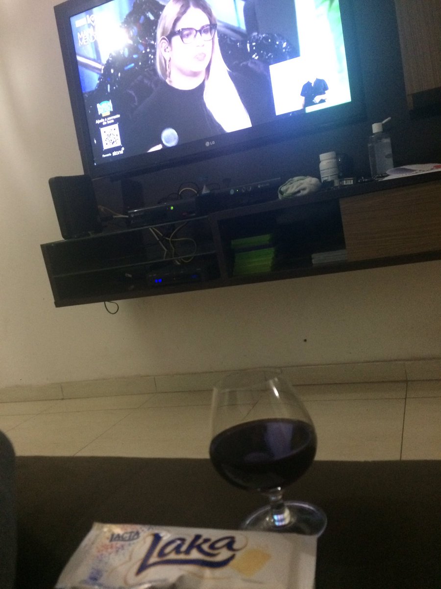 peruzzp's tweet image. Tomando aquele vinho  com a melhor...  😍