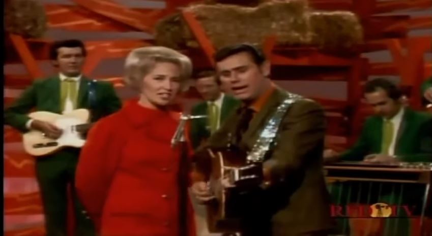 MadMax1861's tweet photo. #Aired #50YearsAgoToday #GeorgeJonesAndTammyWynette sang #MilwaukeeHereICome on #HeeHaw #Season1 #Episode29 #April81970 #TammyWynette #GeorgeJones #April1970  #CountryMusicHallOfFame #FirstLadyOfCountry   #GreatestCountrySingers #Duets #CountryDuet   #GeorgeAndTammy #50YearsAgo https://t.co/E2IGIH3AJk
