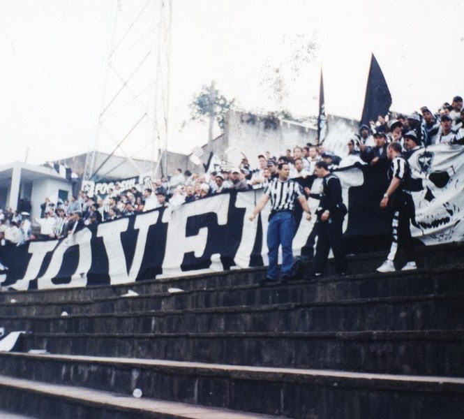 ritmodetorcida's tweet photo. #PraRecordar Torcida Jovem e demais botafoguenses no 1° jogo da final da Copa do Brasil de 1999, no estádio Alfredo Jaconi, entre Juventude x Botafogo. https://t.co/hF0vKZmdqL