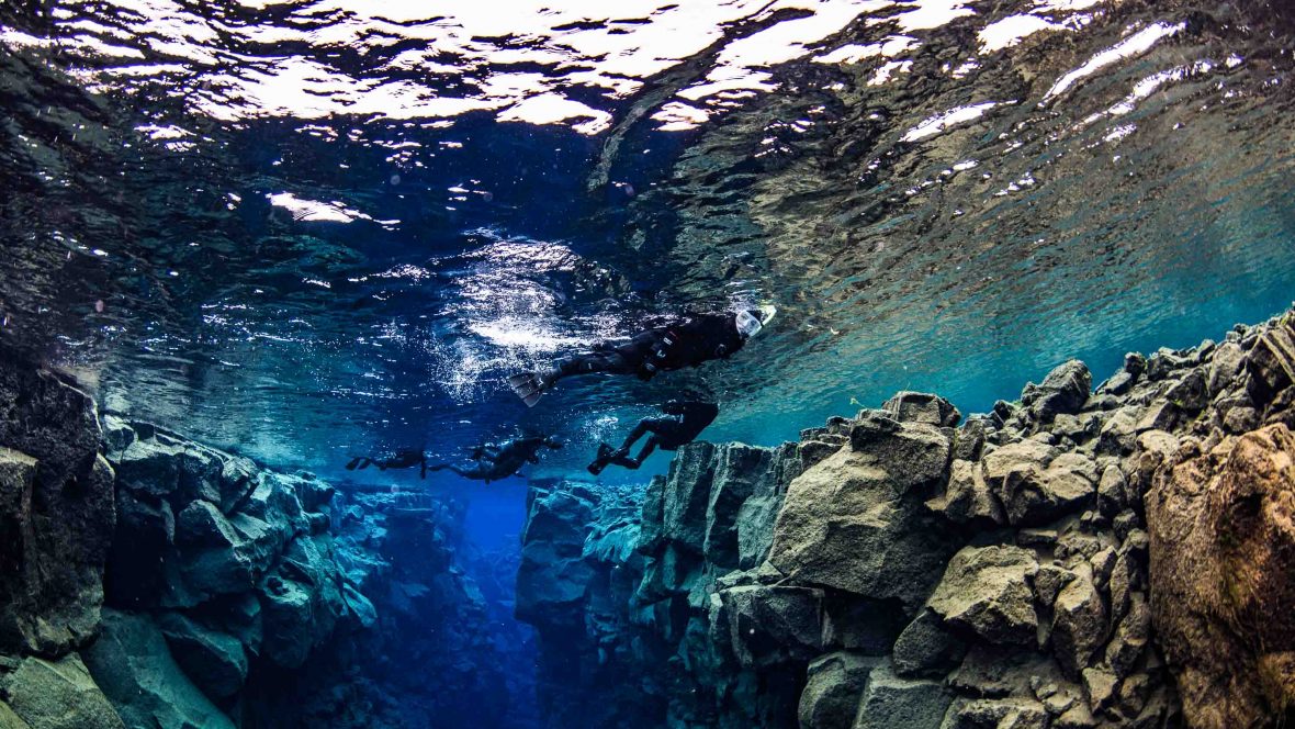 77. Mau mencoba berenang dengan Amerika Utara di kiri dan Eropa di kanan? Silakan mampir menyelam di Silfra, Taman Nasional Þingvellir (baca: Thingvellir), Islandia.Airnya juga jernih banget. https://adventure.com/snorkeling-iceland-silfra-fissure/