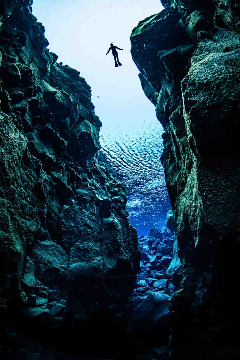 77. Mau mencoba berenang dengan Amerika Utara di kiri dan Eropa di kanan? Silakan mampir menyelam di Silfra, Taman Nasional Þingvellir (baca: Thingvellir), Islandia.Airnya juga jernih banget. https://adventure.com/snorkeling-iceland-silfra-fissure/