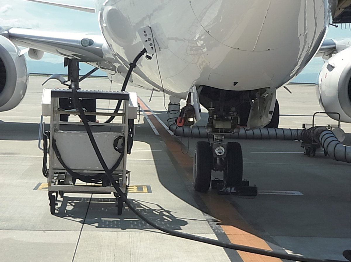 中部国際空港セントレア على تويتر セントレア用語図鑑 Gpu 地上動力装置 Ground Power Unitの略 地上から駐機中の航空機に電力や空調を供給する 航空機の補助動力装置 Apu を稼働させないため環境負荷が少ない セントレアではgpu供給電力の10 15 を