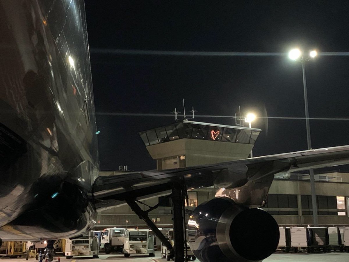 ⁦<a href="/HelloJetBlue/">HelloJetBlue</a>⁩  Holiday lights are back up in Operations, showing the love to our Crewmembers for continuing to support the operation and the love for all of Boston’s best!  #LovefromBoston