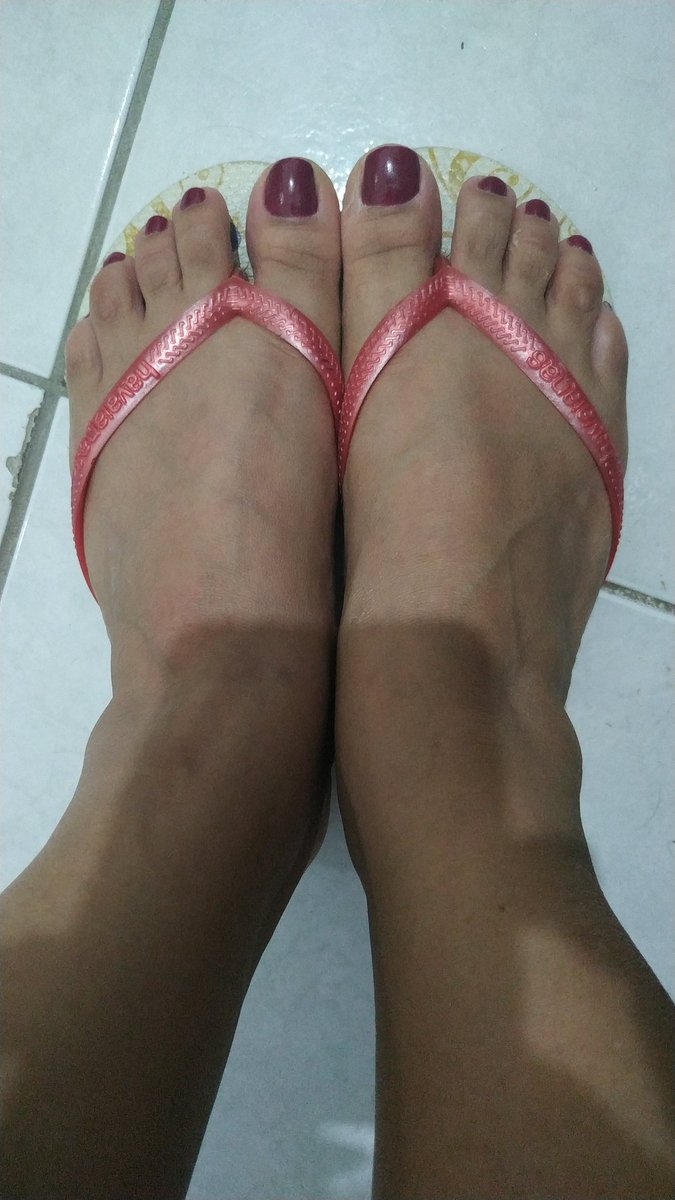 #Livelocalmariliamendonca 40rentena sem fazer a unha..hahaha