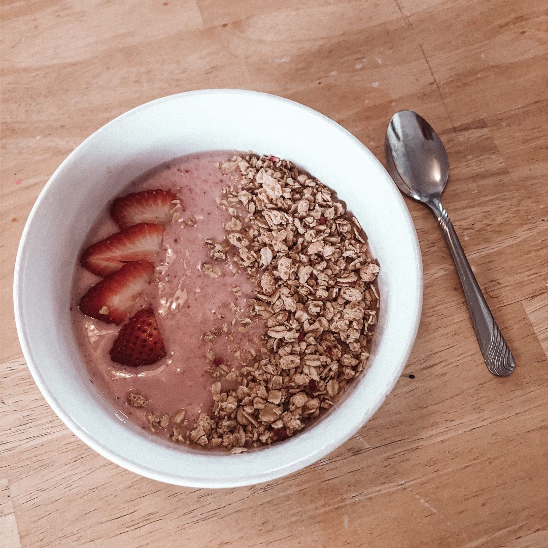 SimplyBeingBell's tweet photo. Every morning I make a racket smoothie using the so delicious coconut yogurt unsweetened. The fruit gives it its natural flavoring and sweetness and it is absolutely delicious with any type of fruit and granola. ￼￼ #TheBigClean https://t.co/MoDrrHbY9f https://t.co/TcVHpy58Wa
