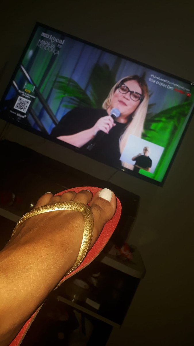 KemeliCristina's tweet photo. Pé feio senhor kkkkkkkkkkkkkkk #Havaianas
#LiveLocalMariliaMendonca https://t.co/8KsWz1pefW