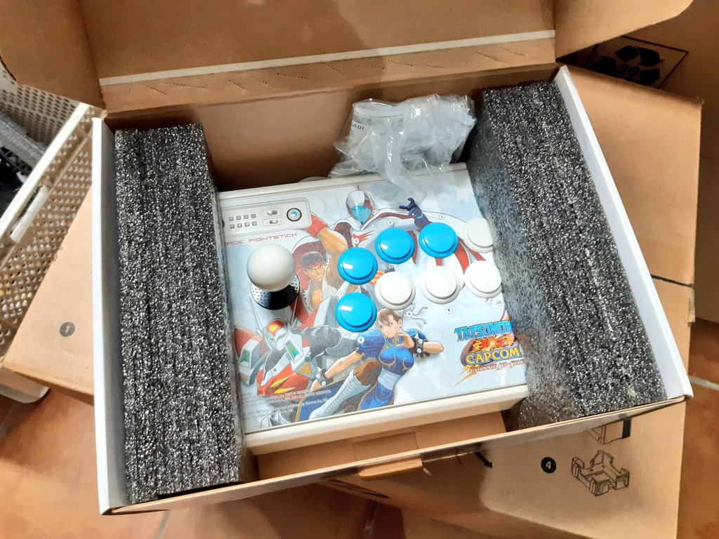 RetroGamerWin's tweet photo. @retrogumia Y para poner la guinda al pastel podías comprar el arcade fightstick oficial para Wii. #moriddeenvidia 😬 https://t.co/i7AFrZe7Fl