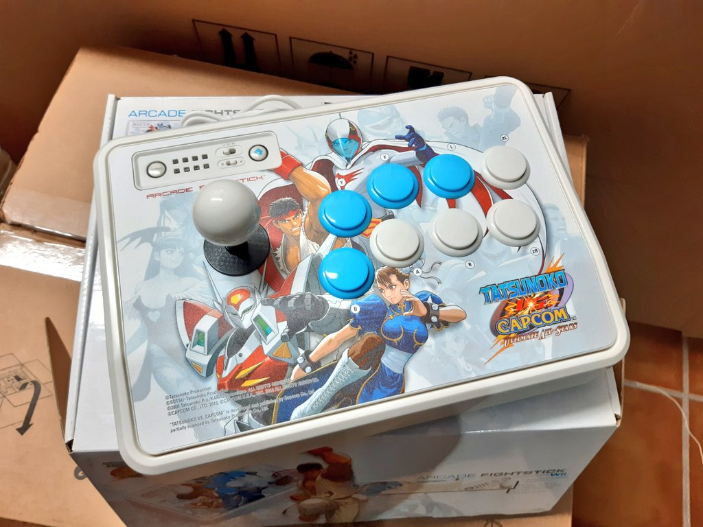 RetroGamerWin's tweet photo. @retrogumia Y para poner la guinda al pastel podías comprar el arcade fightstick oficial para Wii. #moriddeenvidia 😬 https://t.co/i7AFrZe7Fl