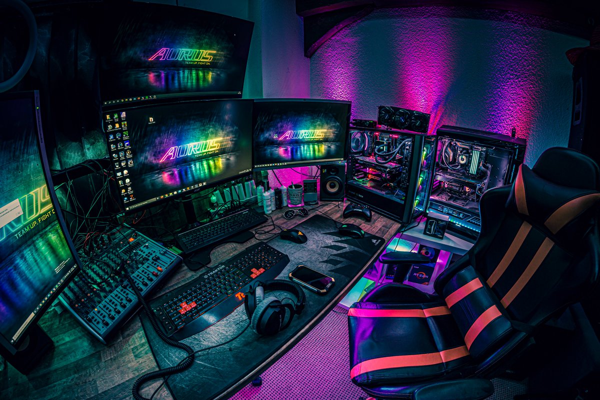 ChaoShadowDE's tweet photo. Ja ich weiß, Staub muss geputzt werden und der Kabelsalat geerntet werden 😂🤣Aber da ich noch nicht im Homeoffice bin und in der Zocker ecke am Pflastern bin, bleibt des noch einwenig so.😅 #GamingSetup #mancave #GamingPC #AORUS #Gigabyte https://t.co/mTR5PVN5lk