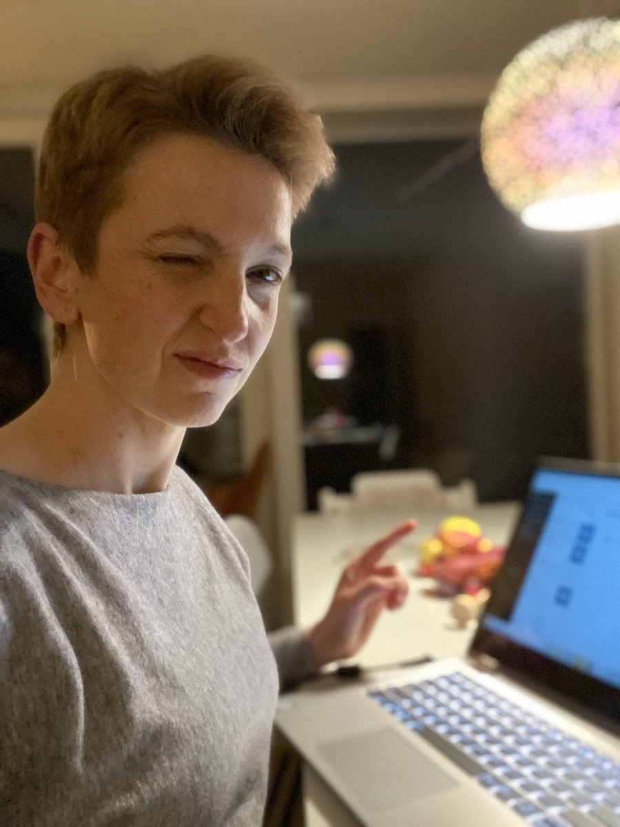 marijkeroskam's tweet photo. Overdag bouwt zij taarten van kinetisch zand. βs Avonds leest zij zich in op de zorg en arbeidsinnovatie. Zij die freelancend in tijdblokken met de partner werkt, groet u. #avondshift #vollemaan #digitaledagvoorzitter #wezullendoorgaan https://t.co/fX32in8MHj