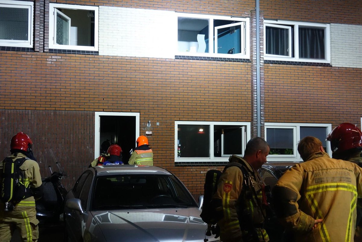 Brandweer blust brand in woning in Assendelft, bewoners niet thuis..