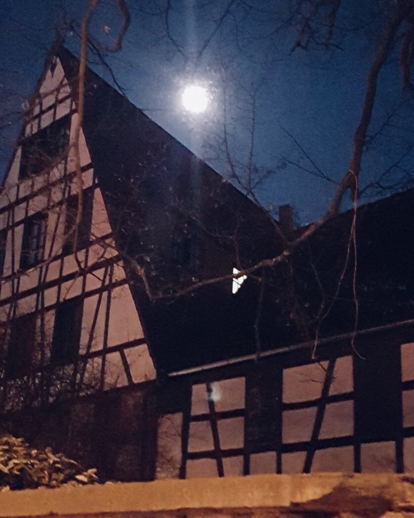 glaubeweiter's tweet photo. Ein Tag nach dem #Super  #Frühlings #Vollmond Hell #leuchtet das #Mondlicht Taucht #Stadt und #Landschaft in sein ganz #besonderes #Licht #Schaut #Staunt #dngtt „Du Gott hast den Mond gemacht, das Jahr danach zu teilen; Du machst Finsternis, dass es Nacht wird.“ Psalm 104 19a.20 https://t.co/lb1rAyNJh8