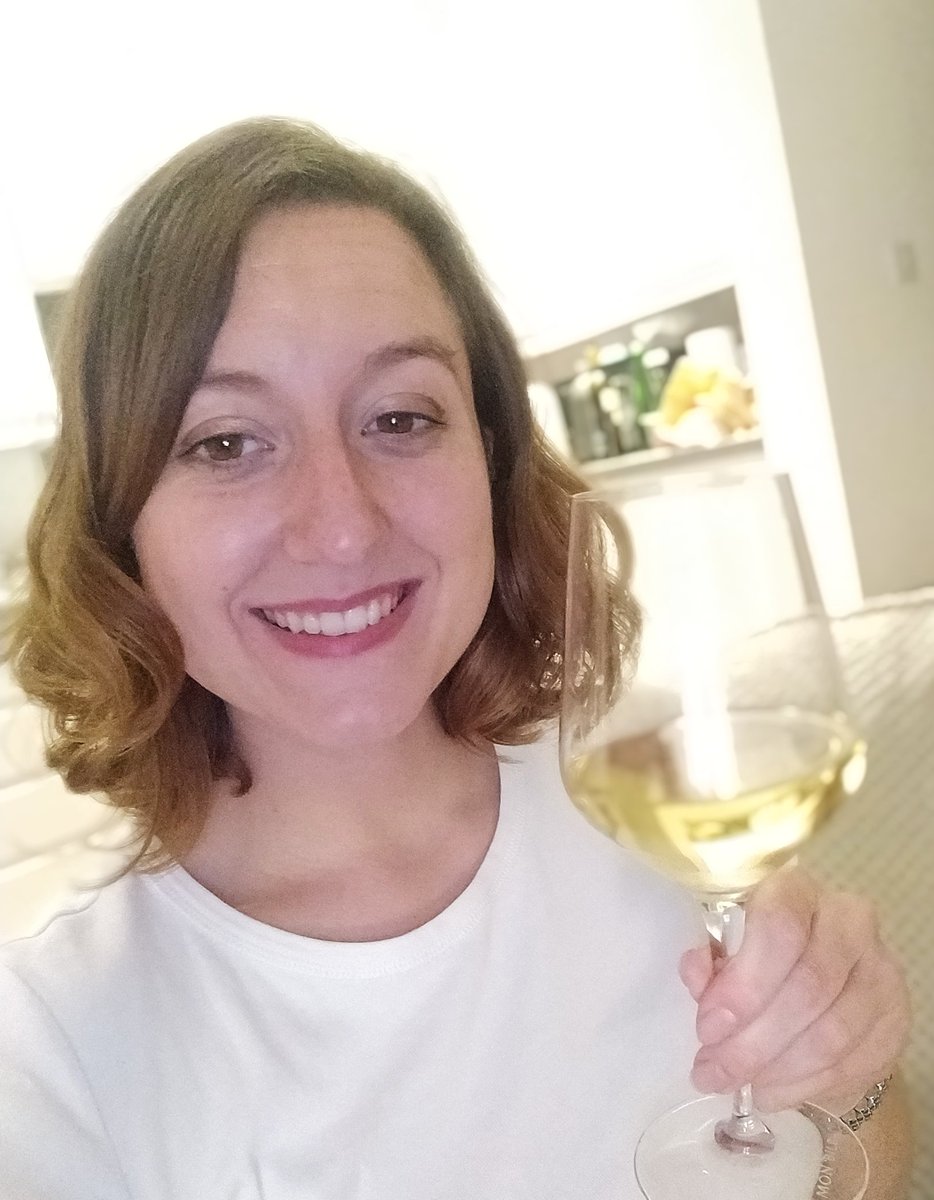 GretaMegroff's tweet photo. My beloved @MardeFrades_EN Albariño open for the tasting tonight. Would be a shame to waste it 🌊 #yum #lockdownwine #sociabledistancingclub https://t.co/T6RjeDKeBH